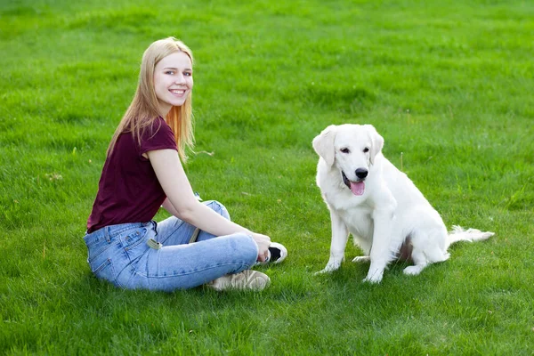리트리버 강아지를 데리고 소녀가 거리의 잔디에 여자가 있습니다 — 스톡 사진