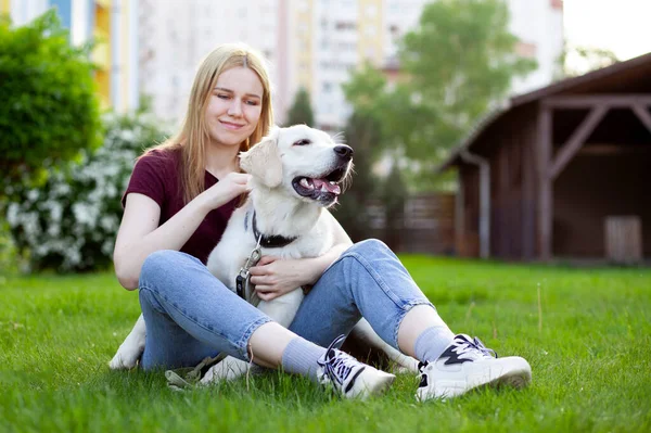 Niña Con Cachorro Recuperador Sienta Una Hierba Verde Primavera Calle — Foto de Stock