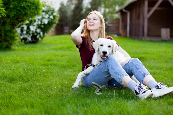 Niña Con Cachorro Recuperador Sienta Una Hierba Verde Primavera Calle — Foto de Stock