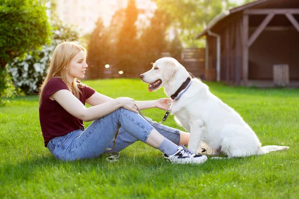 Niña Con Cachorro Recuperador Sienta Una Hierba Verde Primavera Calle — Foto de Stock