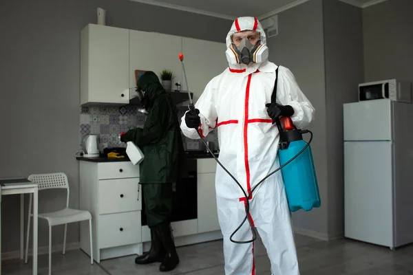 害虫駆除だ 化学的方法による昆虫やげっ歯類に対する敷地の消毒 アパートの背景にスプレー付き衛生労働者 — ストック写真