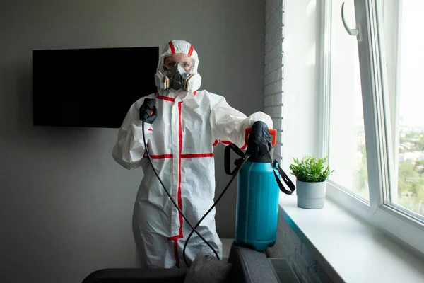Ongediertebestrijding Een Man Een Chemisch Pak Desinfecteert Kamer Van Knaagdieren — Stockfoto