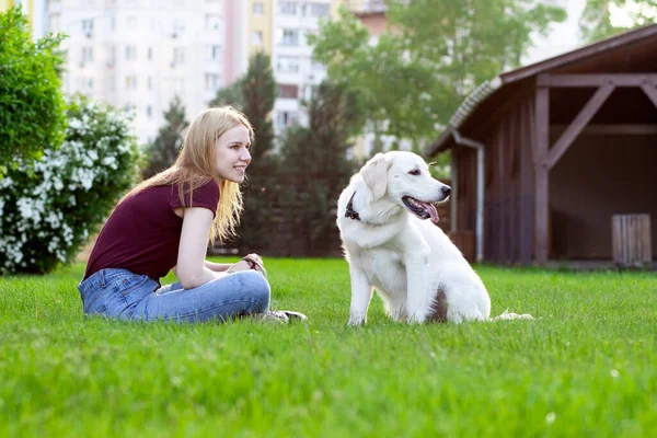 Niña Con Cachorro Recuperador Sienta Una Hierba Verde Primavera Calle — Foto de Stock