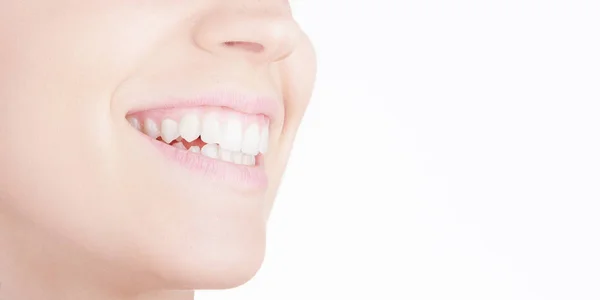 Flicka leende med vita tänder — Stockfoto