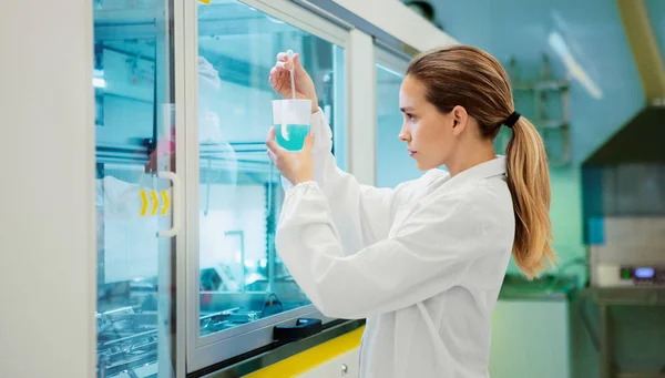 Kadın laboratuvar ile Pipetler, araştırmacı