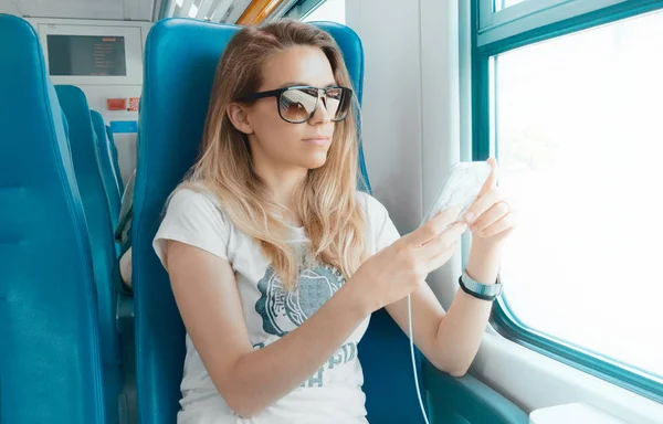 Kadın telefonu, öğrenci ya da iş kadın trende