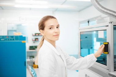 Araştırmacı laboratuarda analiz