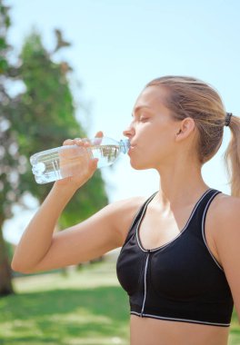 Kadın içme suyu, doğada fitness