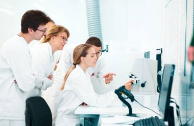 Doktorlar, laboratuvarda araştırmacılar birlikte çalışma