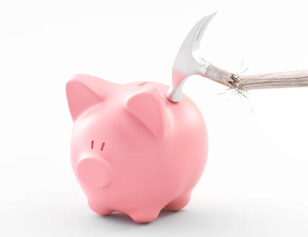 Piggy banco com martelo, economizando dinheiro — Fotografia de Stock