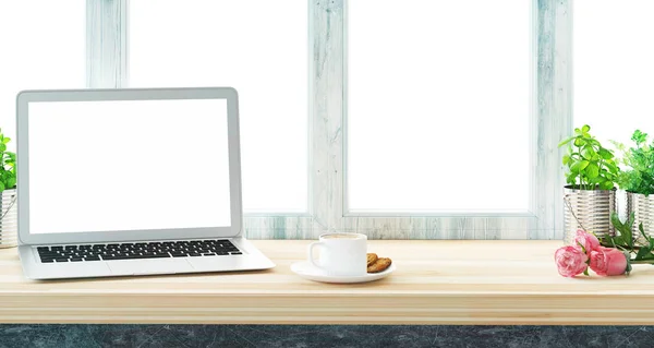 Computer am Schreibtisch mit Fenster und Kaffee — Stockfoto