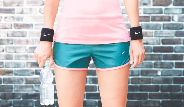 Nike спортивная одежда, фитнес женщина — стоковое фото