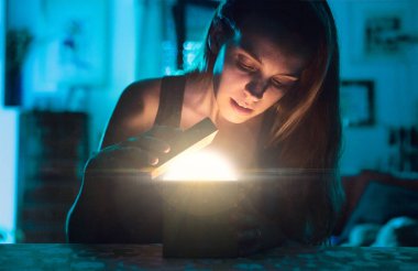 Kadın açık hediye kutusu veya hediye, doğum günü