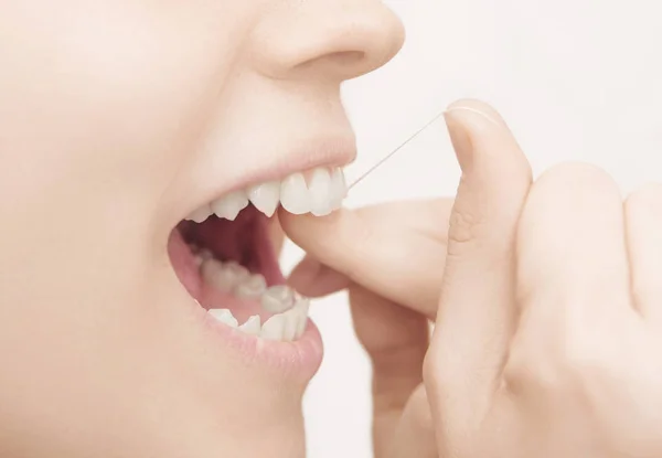 口の中 歯のケアに歯科用フロス — ストック写真