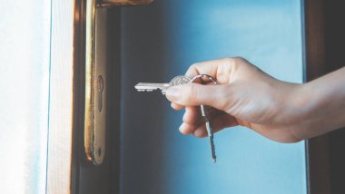 İpotek, yatırım, gayrimenkul ve gayrimenkul konsepti - ev anahtarlarını kapatın. 3d oluşturma