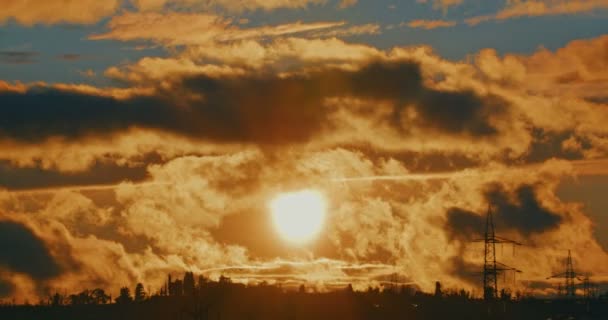 Qualitativ hochwertiges 4k 12bit Filmmaterial. rot-orangefarbener Abendhimmel. cloudscape Zeitraffer Hintergrund — Stockvideo