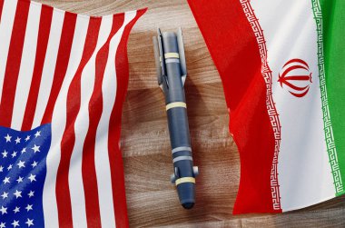 İran bayrağı ve Amerika Birleşik Devletleri bayrağı, nükleer risk için Trump başkanı ve İran krizi. Savaş konsepti. 3d oluşturma