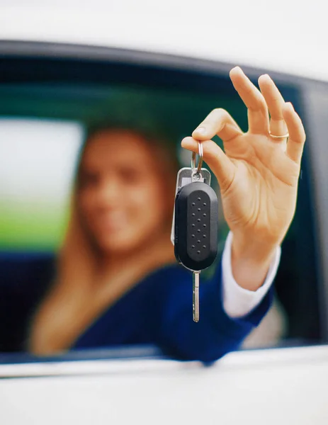 Young blonde woman in her new car smiling. — Stock Photo, Image