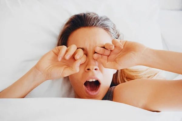 Beleza, jovem com dor de cabeça na cama — Fotografia de Stock