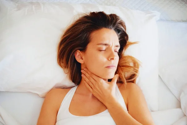 Belleza, mujer joven con dolor de cabeza en la cama —  Fotos de Stock