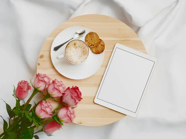 Tablett mit Frühstück auf einem Bett mit Tablette. 3D-Darstellung — Stockfoto