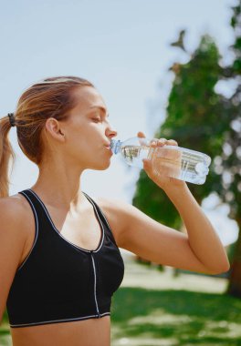 Spor kadını su içer, spor yaz konsepti