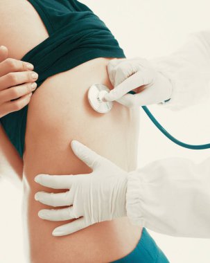 Kıdemli doktor hastanede steteskoplu genç bir hastayı muayene ediyor. Tıbbi ve sağlık hizmetleri kavramları. Akciğer, kanser, zatürree..