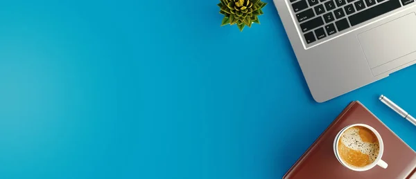 Asgari çalışma alanı - Çalışma masasının yaratıcı düz yatay fotoğrafı. Dizüstü bilgisayarı, defterleri ve kahve fincanı olan üst kattaki ofis masası. 3d biçimlendirme pankartı