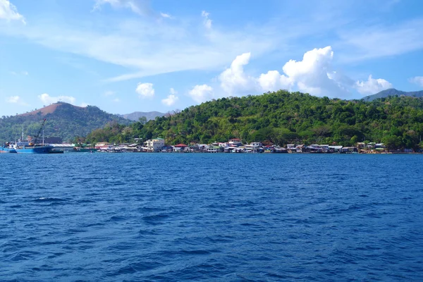 Small Colorful Town Hugging Coast Island Philippines Archipelago Beautiful Sunny — 스톡 사진