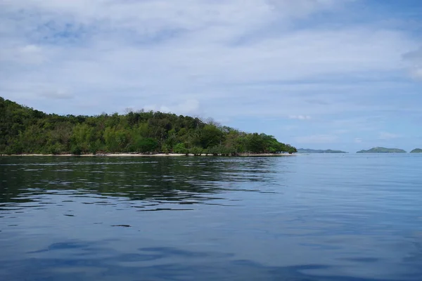 Część Dużej Zalesionej Wyspy Archipelagu Filipińskim Wyspa Otoczona Jest Niebieskimi — Zdjęcie stockowe