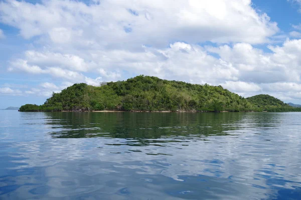 Невеликий Лісовий Острів Архіпелазі Філіппін Острів Оточений Блакитними Спокійними Водами — стокове фото