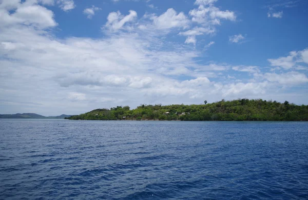 Большой Лесной Остров Филиппинском Архипелаге Остров Окружен Голубыми Спокойными Водами — стоковое фото