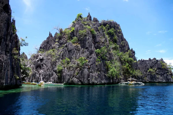 Gran Isla Rocosa Archipiélago Filipinas Tres Barcos Paraw Veleros Doble —  Fotos de Stock
