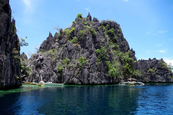 Big Rocky Island Philippines Archipelago Three Paraw Boats Double Outrigger — Stock Photo, Image