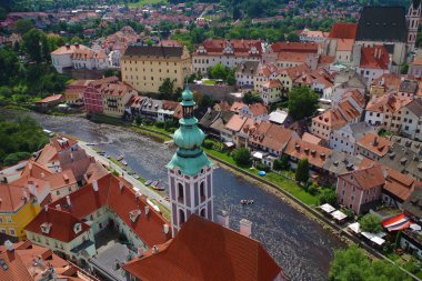 Cesky Krumlov, Güney Bohemya / Çek Cumhuriyeti 07 16 2018: Vltava nehri ve iki eski kilisesi olan şehir panoraması. Bir sürü kırmızı çatı ve görülebilir eski binalar.. 