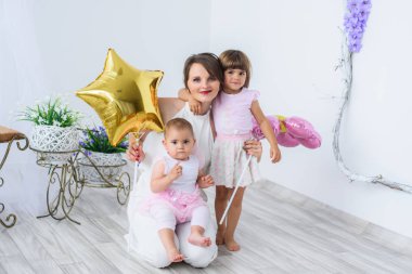 Sevimli genç anne ile iki küçük mutlu bebek kız dauther