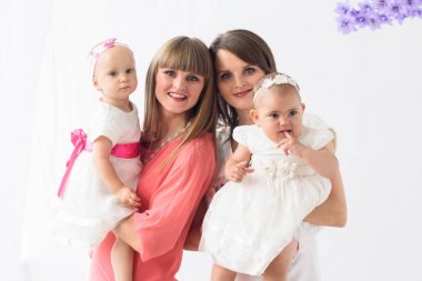 Sevimli genç kız kardeşi ile iki küçük mutlu bebek kız dauther İkizler