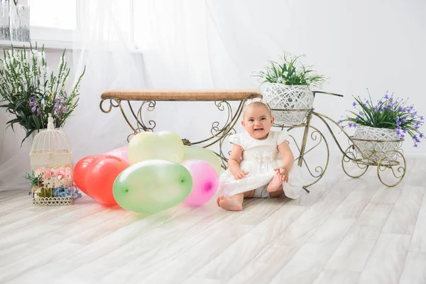 Porträt Eines Süßen Kleinen Lächelnden Mädchens Hause — Stockfoto