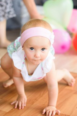 Güzel bir güleryüzlü portresi küçük kız evde bebek