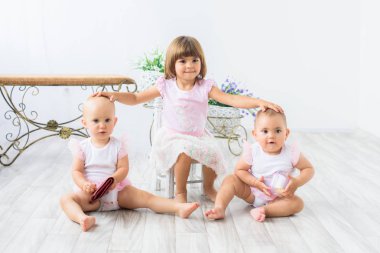 oldukça üç kız evde - üç kız kardeş birlikte oynuyorlar