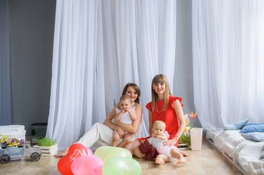 Sevimli genç kız kardeşi ile iki küçük mutlu bebek kız dauther İkizler