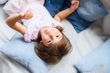 Güzel bir güleryüzlü portresi küçük kız evde bebek