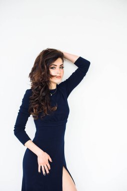 Bir beyaz oturma odasında evde güzel ve genç bir kız. Sağlık, aşk, gençlik ve güzellik bir kadın sembolize