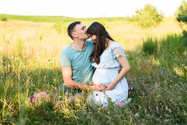 Retrato Casal Grávida Romântico Campo Trigo Mulher Grávida Com Marido — Fotografia de Stock