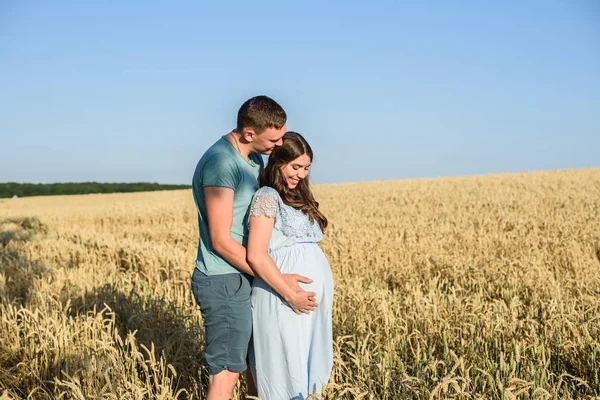 浪漫怀孕夫妇肖像在麦田 怀孕的妇女站在她的丈夫在大自然的放松在一个美丽的阳光明媚的一天 — 图库照片