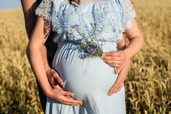 一对浪漫的怀孕夫妇抱着肚子在麦田里 怀孕的妇女站在她的丈夫在大自然的放松在一个美丽的阳光明媚的一天 — 图库照片