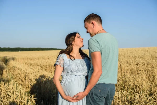 Retrato Casal Grávida Romântico Campo Trigo Mulher Grávida Com Marido — Fotografia de Stock