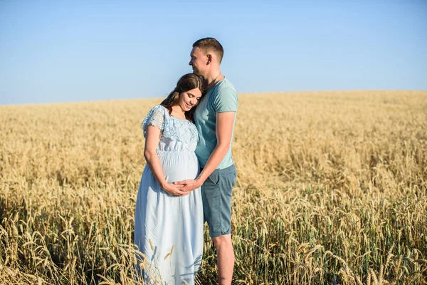 Romantyczny Ciąży Para Portret Polu Pszenicy Kobieta Ciąży Stojąc Mężem — Zdjęcie stockowe