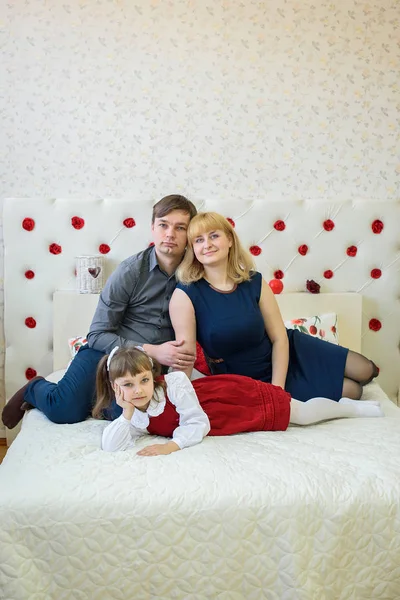 Família Feliz Pai Mãe Menina Filha Quarto Decorado Com Corações — Fotografia de Stock