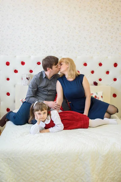 Família Feliz Pai Mãe Menina Filha Quarto Decorado Com Corações — Fotografia de Stock